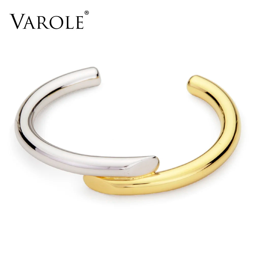 Vergoldeter Armreif mit modernem Liniendesign – minimalistisches Damenarmband