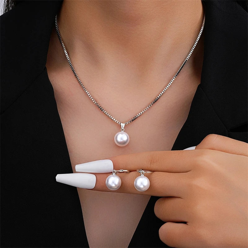 Amélie Perlen-Set - Elegante Halskette & Ohrringe in Goldoptik